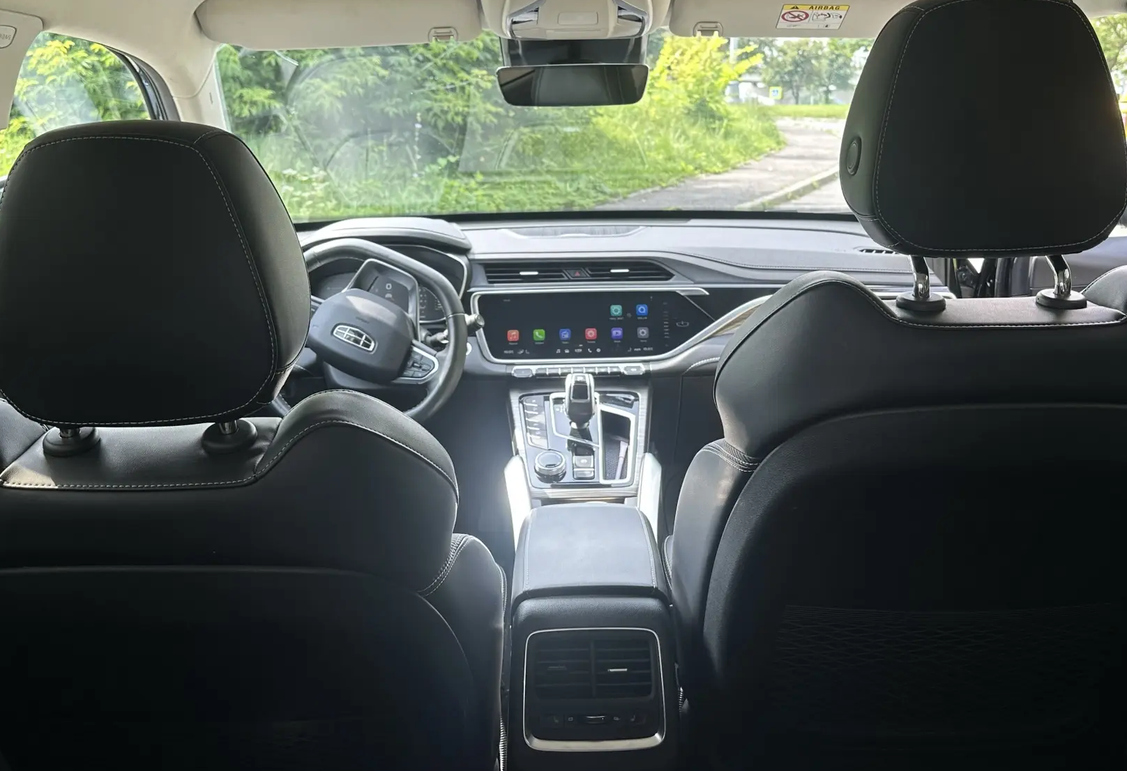 Аренда geely atlas-pro комфорт класса 2024 года в городе Москва от 4500 руб./сутки, передний привод, двигатель: бензин, объем 1.5 литров, каско (Мультидрайв), ОСАГО (Мультидрайв), без водителя, недорого, вид 5 - RentRide