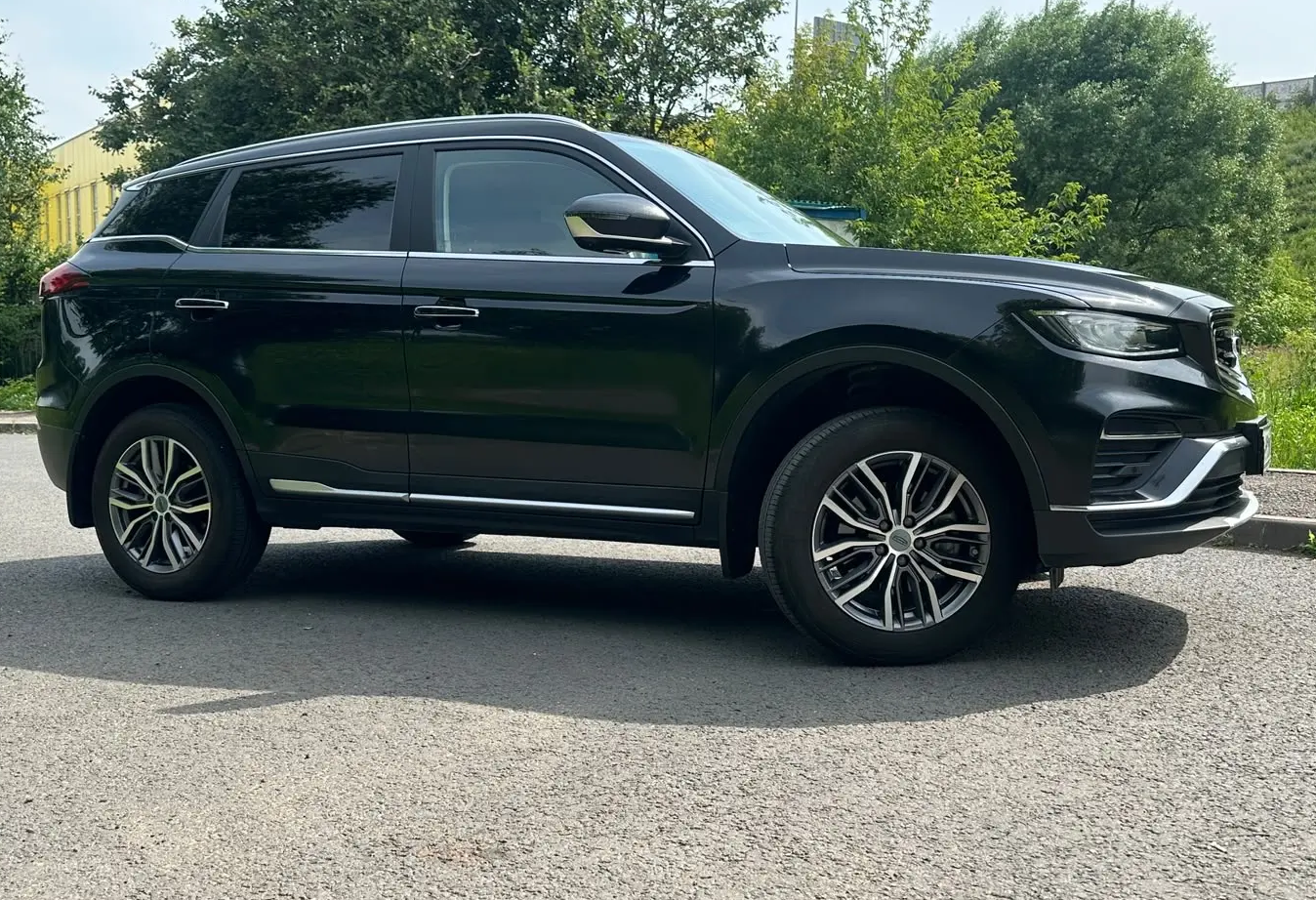 Аренда geely atlas-pro комфорт класса 2024 года в городе Москва от 4500 руб./сутки, передний привод, двигатель: бензин, объем 1.5 литров, каско (Мультидрайв), ОСАГО (Мультидрайв), без водителя, недорого, вид 3 - RentRide