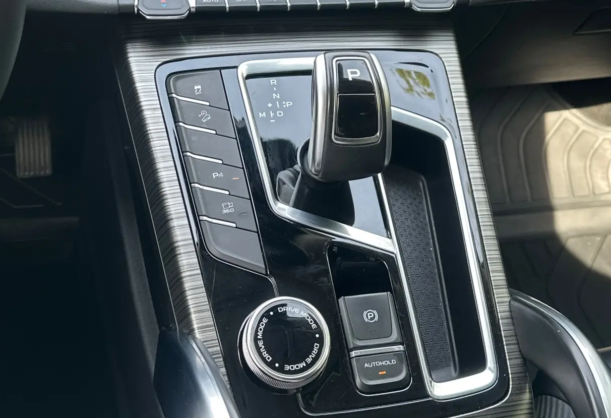 Аренда geely atlas-pro комфорт класса 2024 года в городе Москва от 4500 руб./сутки, передний привод, двигатель: бензин, объем 1.5 литров, каско (Мультидрайв), ОСАГО (Мультидрайв), без водителя, недорого, вид 7 - RentRide