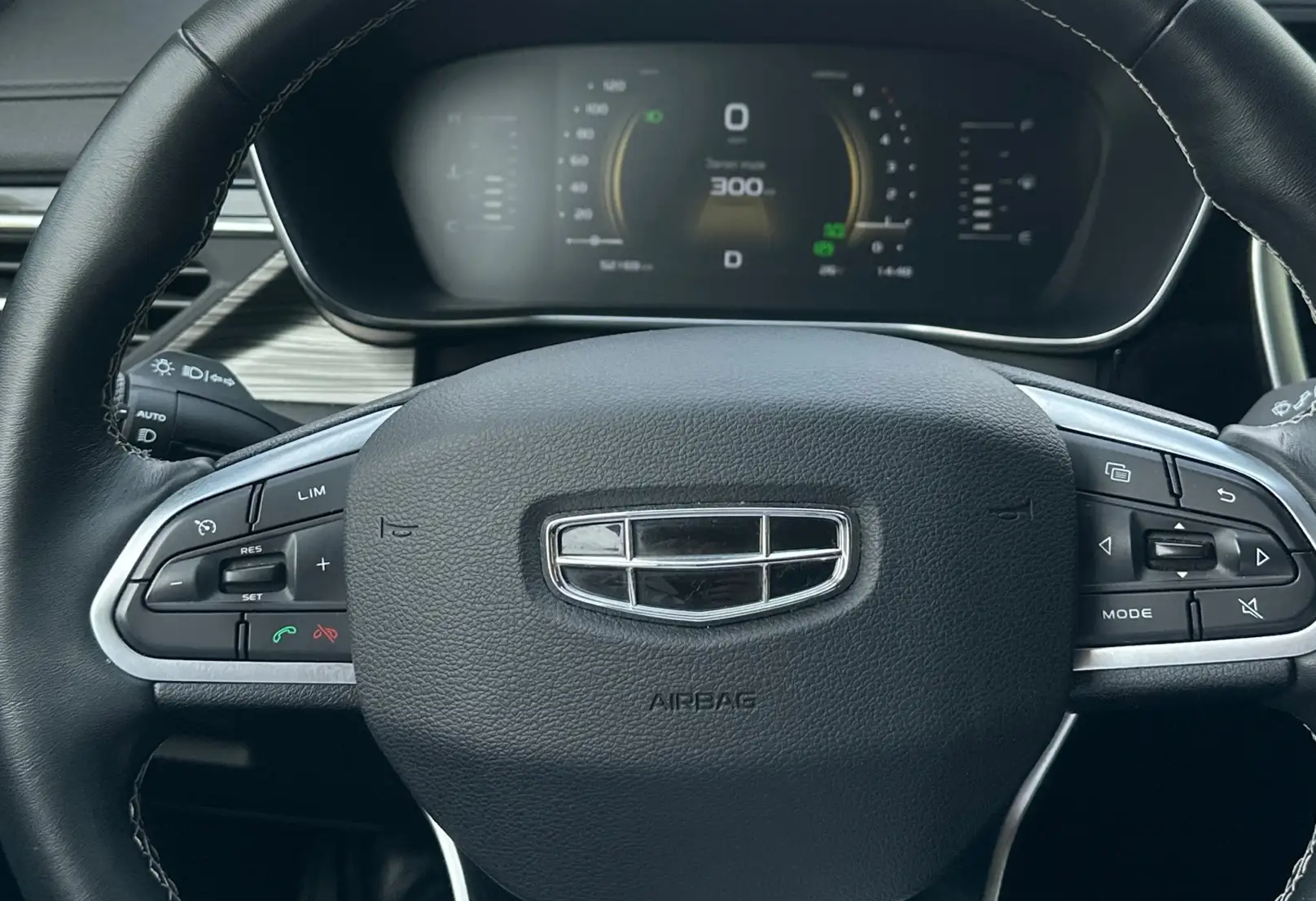 Аренда geely atlas-pro комфорт класса 2024 года в городе Москва от 4500 руб./сутки, передний привод, двигатель: бензин, объем 1.5 литров, каско (Мультидрайв), ОСАГО (Мультидрайв), без водителя, недорого, вид 6 - RentRide