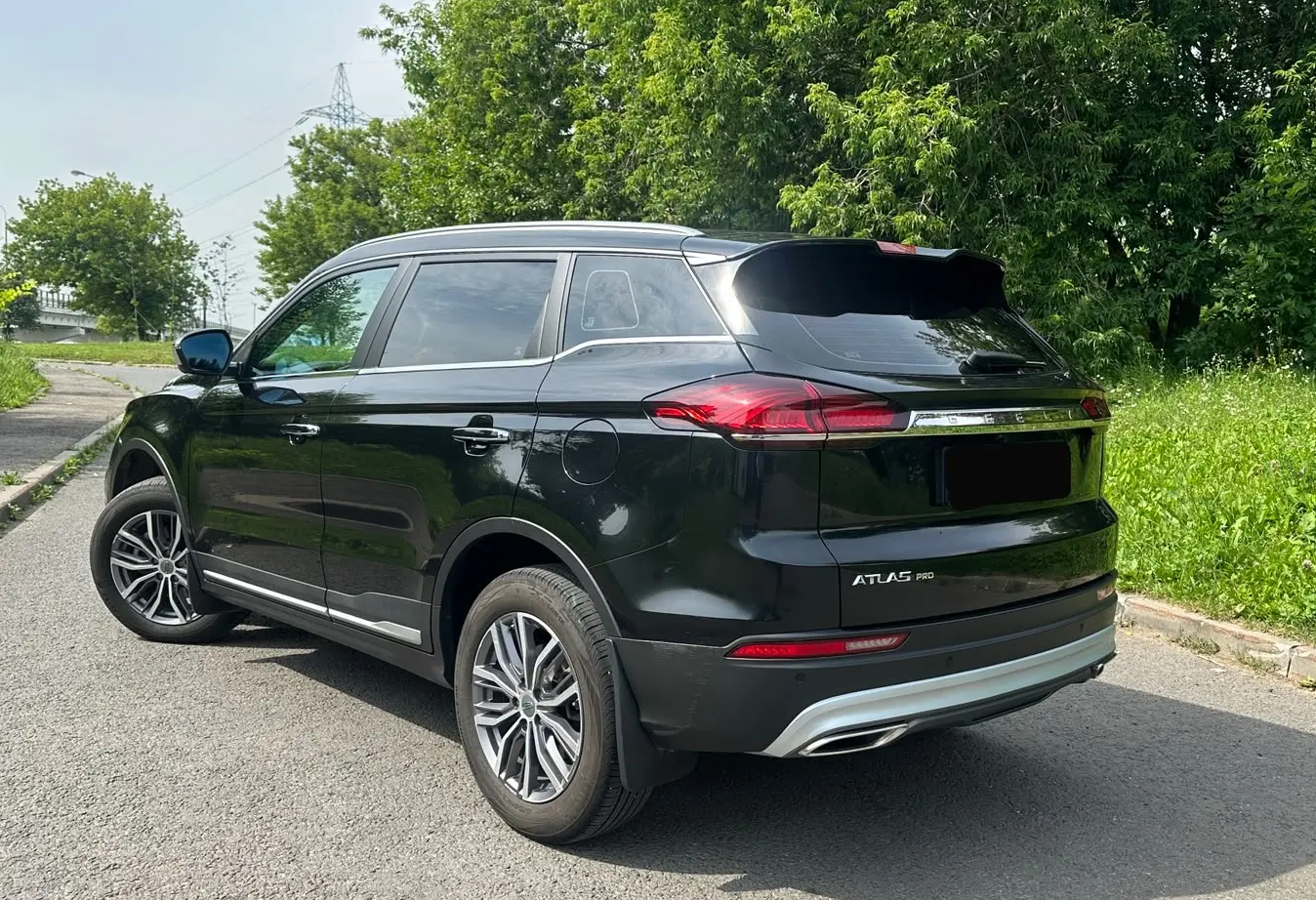 Аренда geely atlas-pro комфорт класса 2024 года в городе Москва от 4500 руб./сутки, передний привод, двигатель: бензин, объем 1.5 литров, каско (Мультидрайв), ОСАГО (Мультидрайв), без водителя, недорого, вид 4 - RentRide