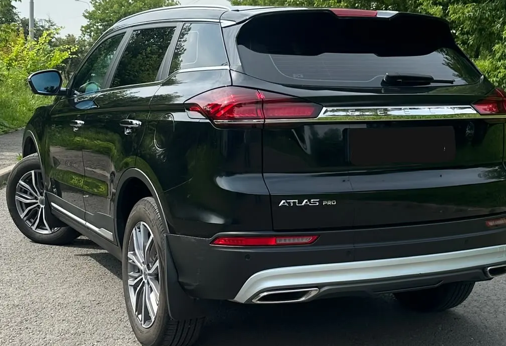 Аренда geely atlas-pro комфорт класса 2024 года в городе Москва от 4500 руб./сутки, передний привод, двигатель: бензин, объем 1.5 литров, каско (Мультидрайв), ОСАГО (Мультидрайв), без водителя, недорого, вид 2 - RentRide