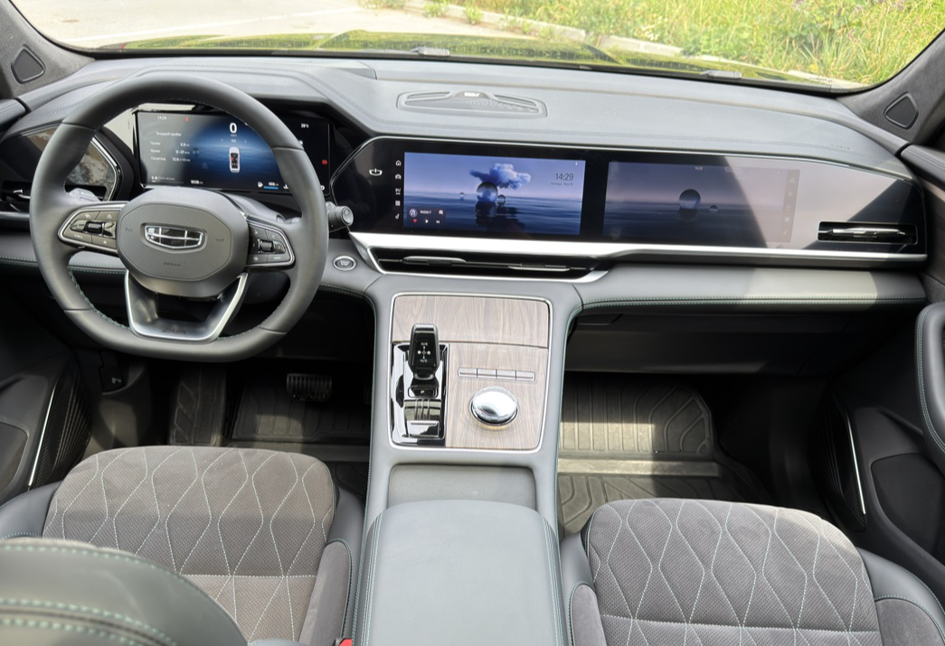 Аренда geely monjaro бизнес класса 2026 года в городе Москва Щукинская от 8560 руб./сутки, полный привод, двигатель: бензин, объем 2 литра, каско (Мультидрайв), ОСАГО (Мультидрайв), без водителя, недорого, вид 9 - RentRide
