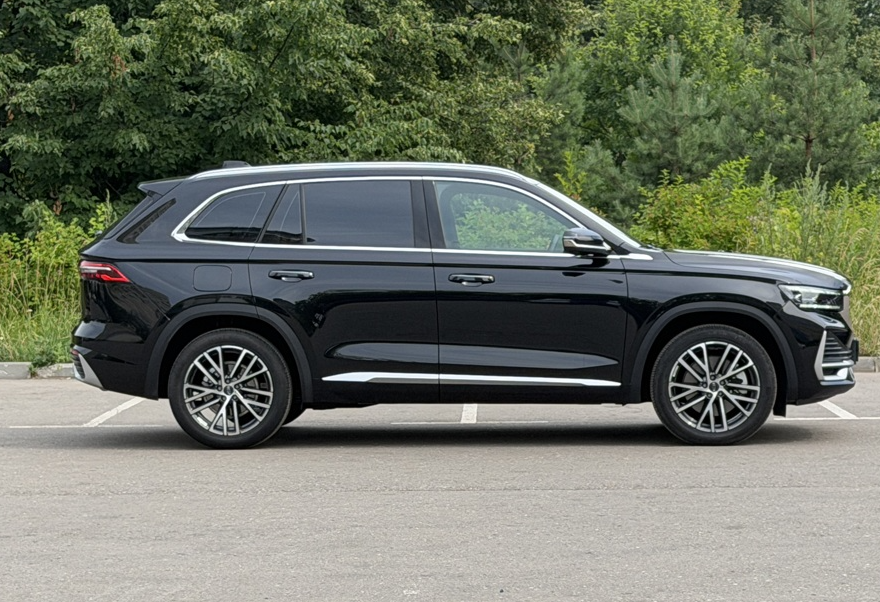 Аренда geely monjaro бизнес класса 2026 года в городе Москва Чертановская от 8560 руб./сутки, полный привод, двигатель: бензин, объем 2 литра, каско (Мультидрайв), ОСАГО (Мультидрайв), без водителя, недорого, вид 4 - RentRide