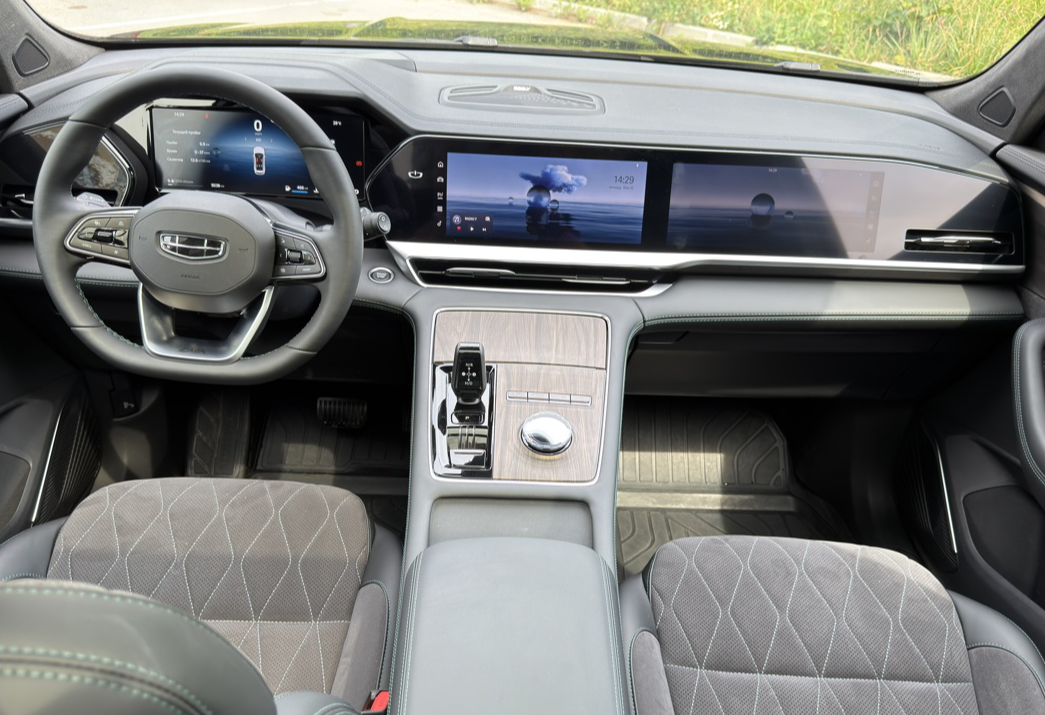 Аренда geely monjaro бизнес класса 2026 года в городе Москва Чертановская от 8560 руб./сутки, полный привод, двигатель: бензин, объем 2 литра, каско (Мультидрайв), ОСАГО (Мультидрайв), без водителя, недорого, вид 9 - RentRide