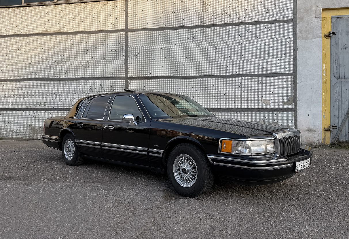 Аренда lincoln town-car премиум класса 1991 года в городе Москва от 15992 руб./сутки, задний привод, двигатель: бензин, объем 4.6 литров, ОСАГО (Впишу в полис), без водителя, недорого - RentRide