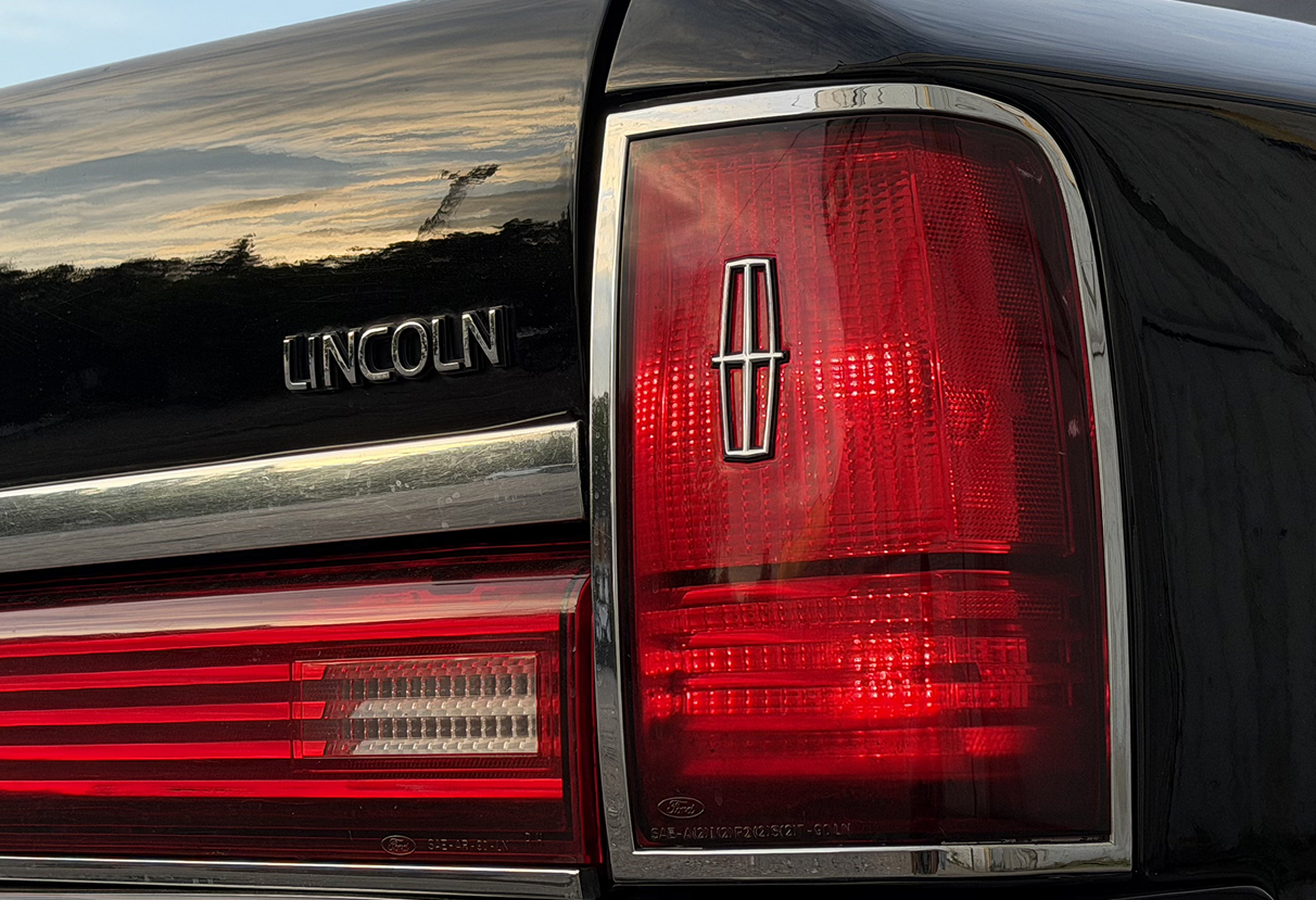 Аренда lincoln town-car премиум класса 1991 года в городе Москва от 15992 руб./сутки, задний привод, двигатель: бензин, объем 4.6 литров, ОСАГО (Впишу в полис), без водителя, недорого, вид 5 - RentRide