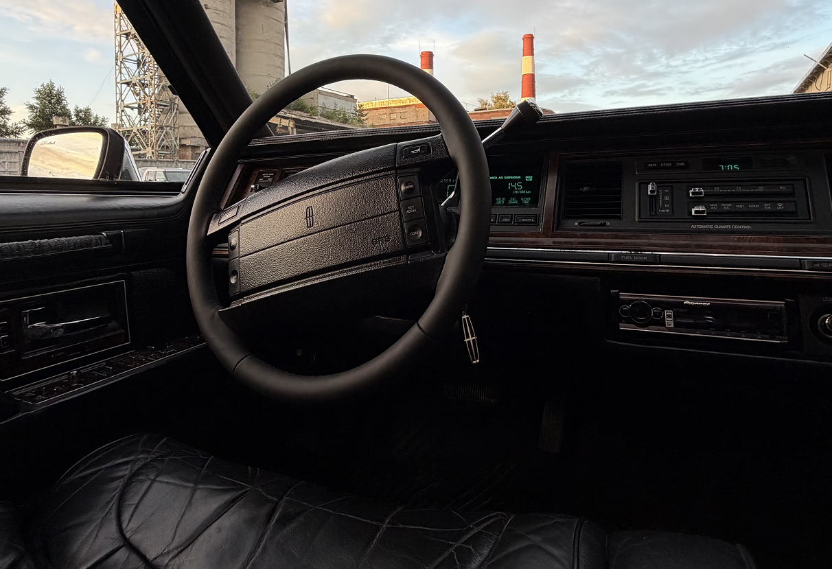 Аренда lincoln town-car премиум класса 1991 года в городе Москва от 15992 руб./сутки, задний привод, двигатель: бензин, объем 4.6 литров, ОСАГО (Впишу в полис), без водителя, недорого, вид 7 - RentRide