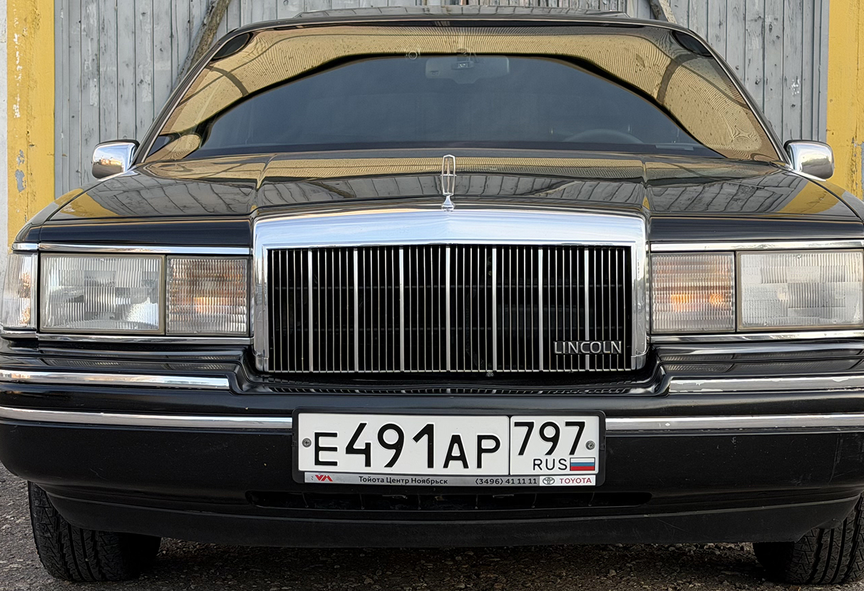 Аренда lincoln town-car премиум класса 1991 года в городе Москва от 15992 руб./сутки, задний привод, двигатель: бензин, объем 4.6 литров, ОСАГО (Впишу в полис), без водителя, недорого, вид 4 - RentRide