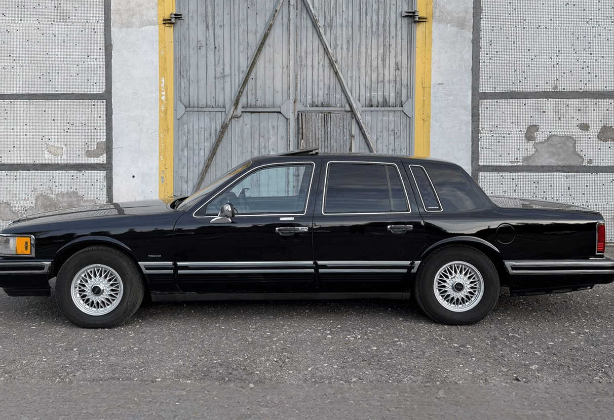 Аренда lincoln town-car премиум класса 1991 года в городе Москва от 15992 руб./сутки, задний привод, двигатель: бензин, объем 4.6 литров, ОСАГО (Впишу в полис), без водителя, недорого, вид 3 - RentRide