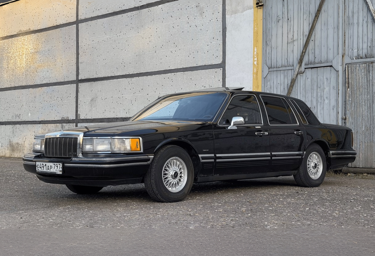 Аренда lincoln town-car премиум класса 1991 года в городе Москва от 15992 руб./сутки, задний привод, двигатель: бензин, объем 4.6 литров, ОСАГО (Впишу в полис), без водителя, недорого, вид 11 - RentRide