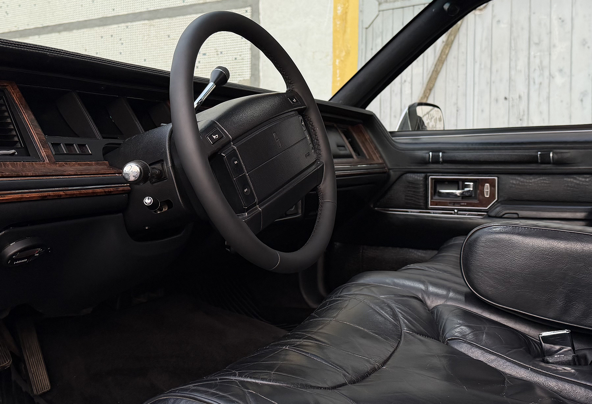 Аренда lincoln town-car премиум класса 1991 года в городе Москва от 15992 руб./сутки, задний привод, двигатель: бензин, объем 4.6 литров, ОСАГО (Впишу в полис), без водителя, недорого, вид 6 - RentRide