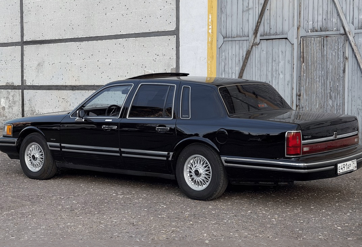 Аренда lincoln town-car премиум класса 1991 года в городе Москва от 15992 руб./сутки, задний привод, двигатель: бензин, объем 4.6 литров, ОСАГО (Впишу в полис), без водителя, недорого, вид 2 - RentRide