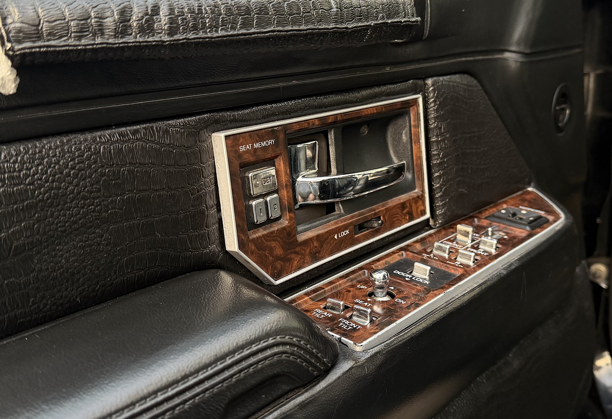 Аренда lincoln town-car премиум класса 1991 года в городе Москва от 15992 руб./сутки, задний привод, двигатель: бензин, объем 4.6 литров, ОСАГО (Впишу в полис), без водителя, недорого, вид 9 - RentRide