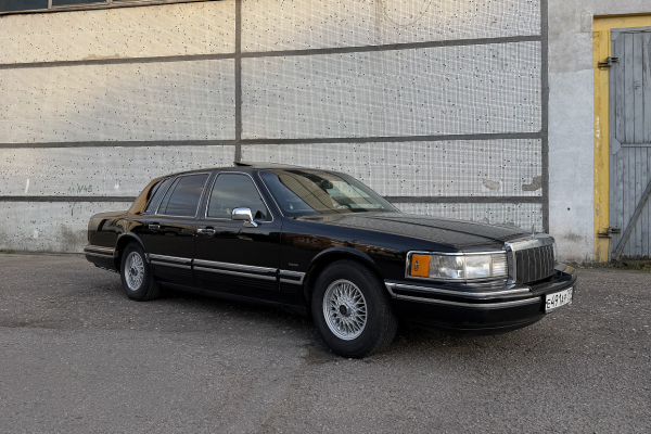 Прокат авто lincoln town-car премиум класса 1991 года в городе Москва от 15992 руб./сутки, задний привод, двигатель: бензин, объем 4.6 литров, ОСАГО (Впишу в полис), без водителя, недорого - RentRide