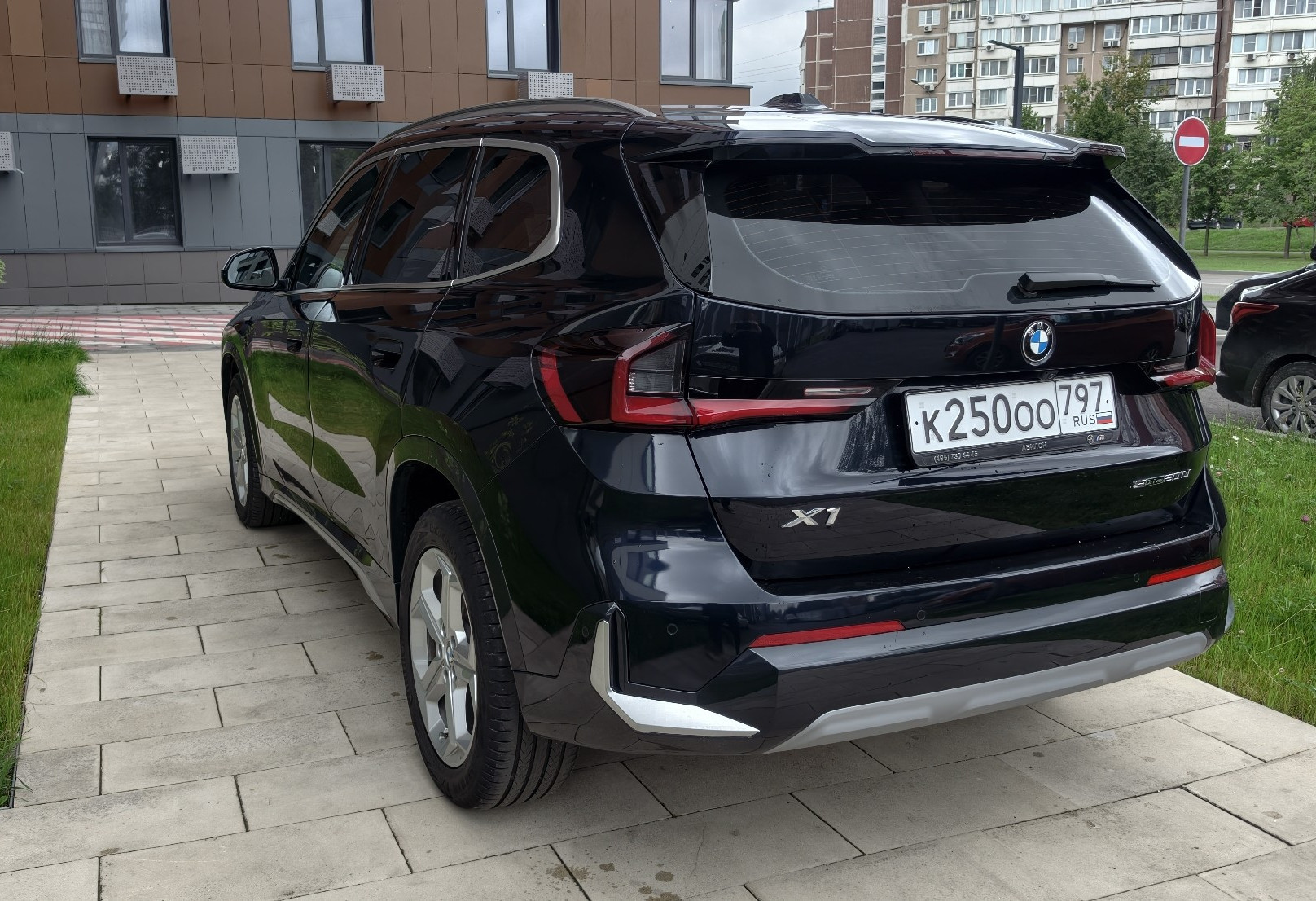 Аренда bmw bmw 2024 года в городе Москва Щелковская от 7200 руб./сутки, передний привод, двигатель: бензин, объем 1500 литров, ОСАГО (Мультидрайв), без водителя, недорого, вид 5 - RentRide