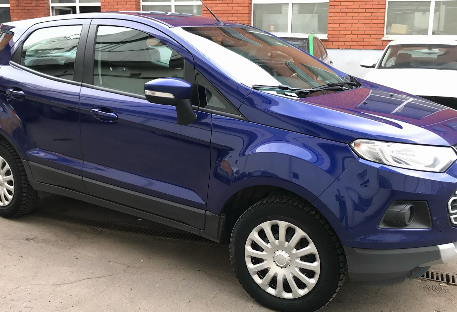 Аренда ford ecosport комфорт класса 2016 года в городе Москва Бауманская от 3200 руб./сутки, передний привод, двигатель: бензин, объем 1.6 литров, ОСАГО (Впишу в полис), без водителя, недорого - RentRide