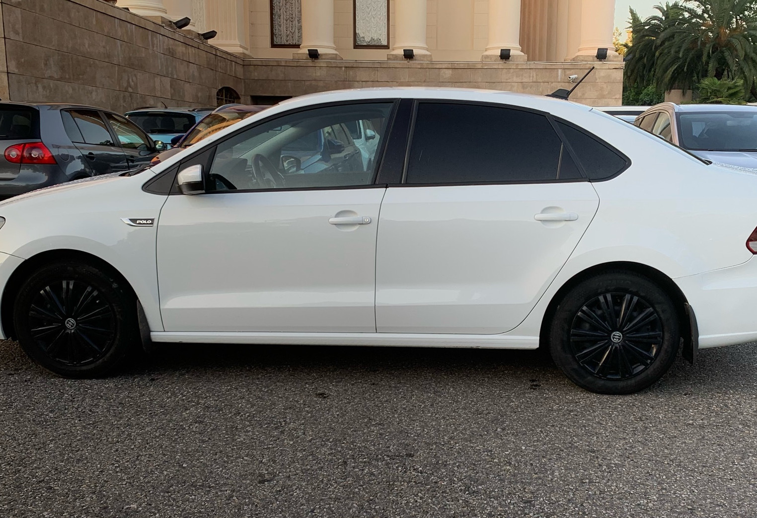 Аренда volkswagen polo эконом класса 2019 года в городе Москва от 2000 руб./сутки, передний привод, двигатель: бензин, объем 1.6 литров, ОСАГО (Мультидрайв), без водителя, недорого, вид 5 - RentRide