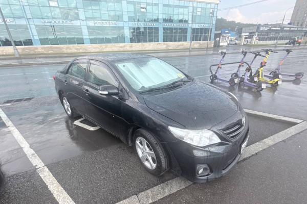 Прокат авто toyota corolla эконом класса 2013 года в городе Москва Севастопольская от 2400 руб./сутки, передний привод, двигатель: бензин, объем 1.6 литров, ОСАГО (Впишу в полис), без водителя, недорого - RentRide