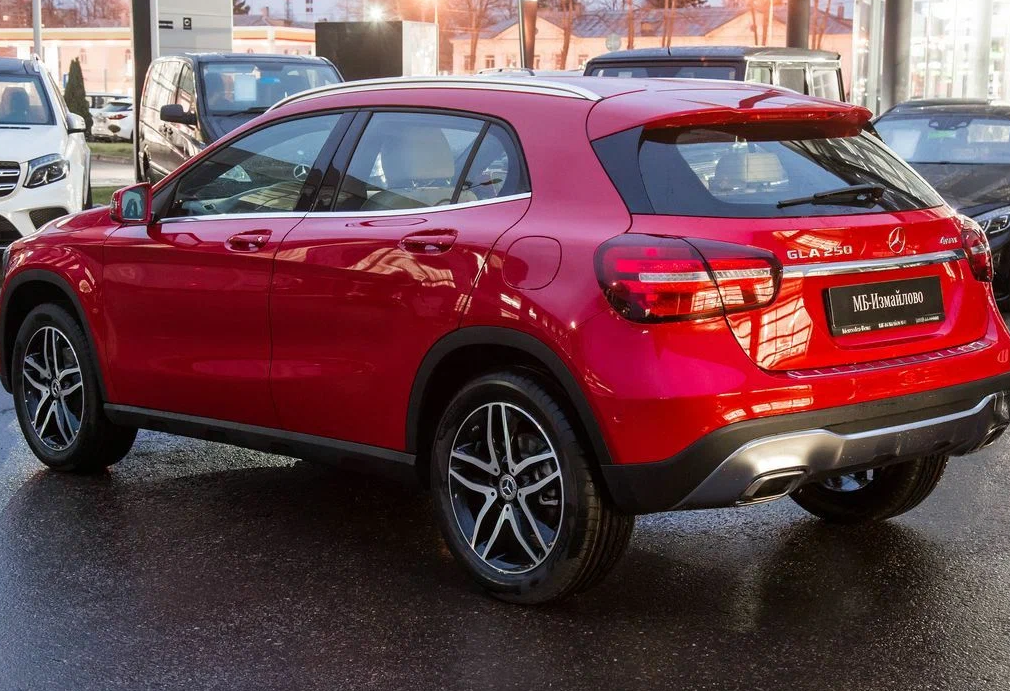 Аренда mercedes-benz gla бизнес класса 2019 года в городе Москва от 7600 руб./сутки, полный привод, двигатель: бензин, объем 2 литра, каско (Мультидрайв), ОСАГО (Мультидрайв), без водителя, недорого, вид 2 - RentRide