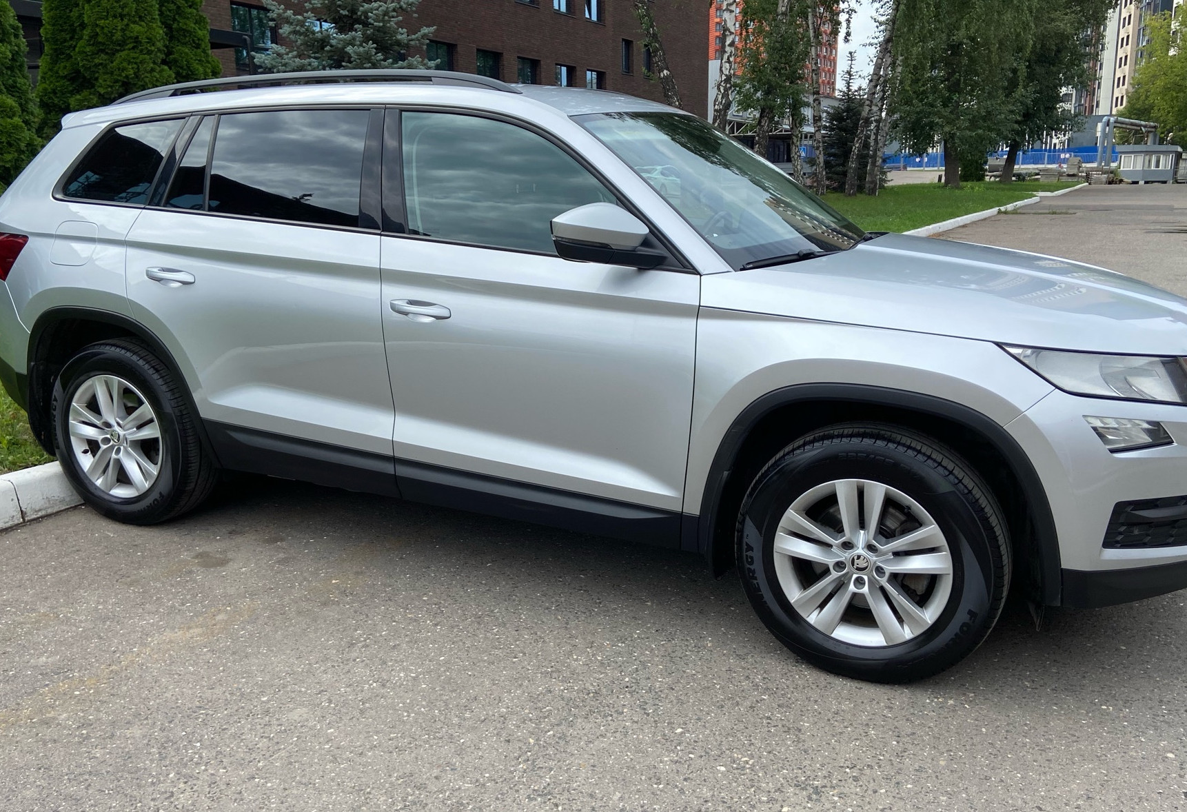 Аренда skoda kodiaq комфорт класса 2018 года в городе Москва Белорусская от 5300 руб./сутки, полный привод, двигатель: бензин, объем 1.4 литра, ОСАГО (Впишу в полис), без водителя, недорого, вид 3 - RentRide