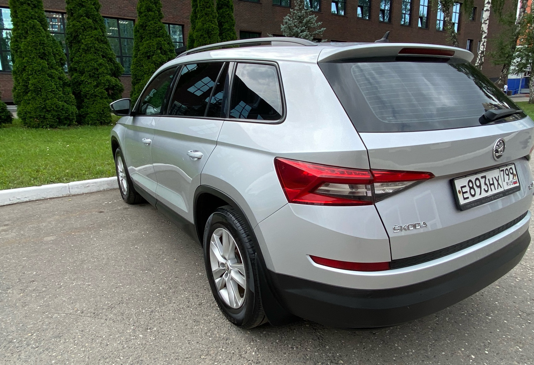 Аренда skoda kodiaq комфорт класса 2018 года в городе Москва Белорусская от 5300 руб./сутки, полный привод, двигатель: бензин, объем 1.4 литра, ОСАГО (Впишу в полис), без водителя, недорого, вид 6 - RentRide