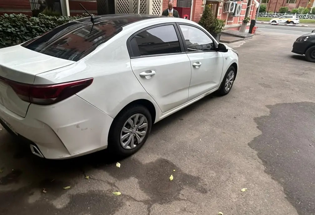 Аренда hyundai solaris эконом класса 2021 года в городе Москва от 2400 руб./сутки, передний привод, двигатель: бензин, объем 1.6 литров, ОСАГО (Впишу в полис), без водителя, недорого, вид 2 - RentRide