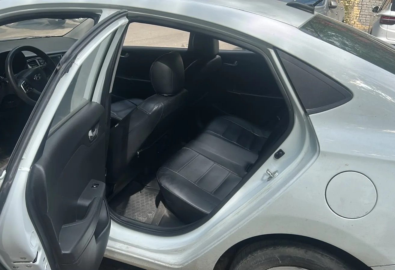 Аренда hyundai solaris эконом класса 2021 года в городе Москва от 2400 руб./сутки, передний привод, двигатель: бензин, объем 1.6 литров, ОСАГО (Впишу в полис), без водителя, недорого, вид 5 - RentRide
