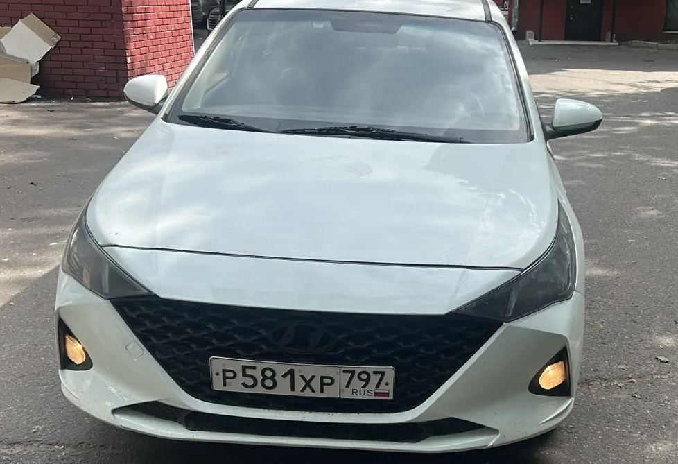Аренда hyundai solaris эконом класса 2021 года в городе Москва от 2400 руб./сутки, передний привод, двигатель: бензин, объем 1.6 литров, ОСАГО (Впишу в полис), без водителя, недорого - RentRide