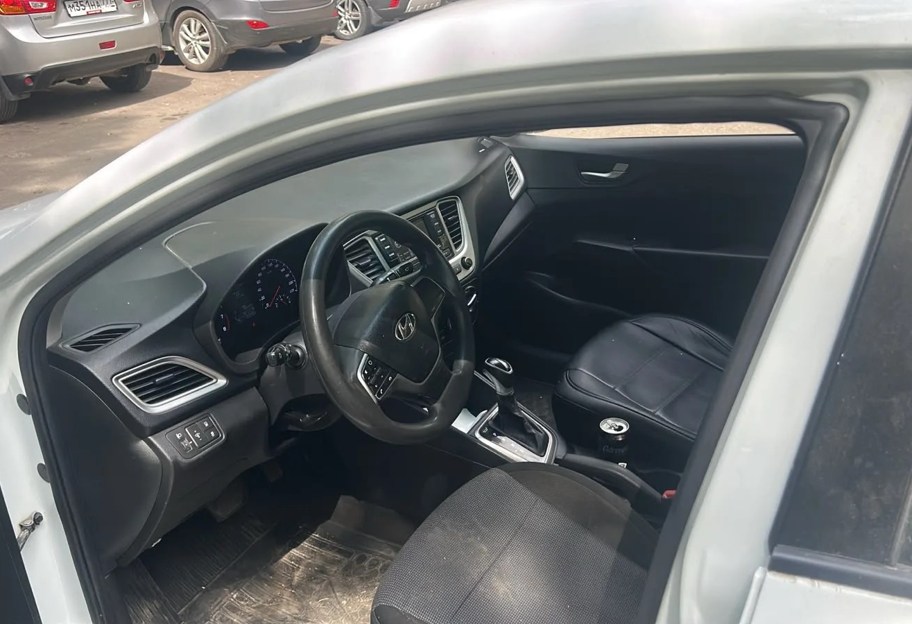 Аренда hyundai solaris эконом класса 2021 года в городе Москва от 2400 руб./сутки, передний привод, двигатель: бензин, объем 1.6 литров, ОСАГО (Впишу в полис), без водителя, недорого, вид 4 - RentRide