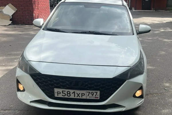 Прокат авто hyundai solaris эконом класса 2021 года в городе Москва от 2400 руб./сутки, передний привод, двигатель: бензин, объем 1.6 литров, ОСАГО (Впишу в полис), без водителя, недорого - RentRide