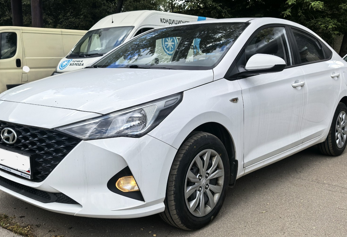 Аренда hyundai solaris эконом класса 2022 года в городе Москва Авиамоторная от 2700 руб./сутки, передний привод, двигатель: бензин, объем 1.6 литров, ОСАГО (Мультидрайв), без водителя, недорого - RentRide