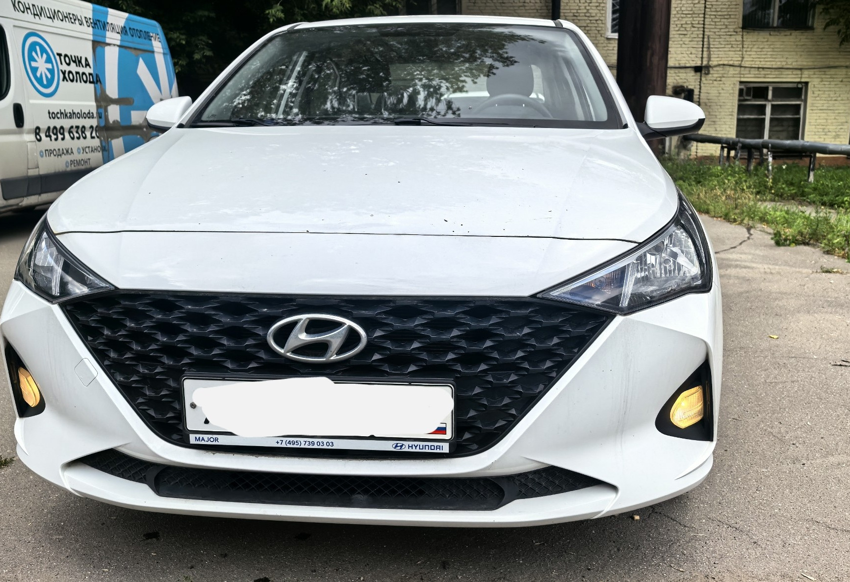 Аренда hyundai solaris эконом класса 2022 года в городе Москва Авиамоторная от 2700 руб./сутки, передний привод, двигатель: бензин, объем 1.6 литров, ОСАГО (Мультидрайв), без водителя, недорого, вид 3 - RentRide
