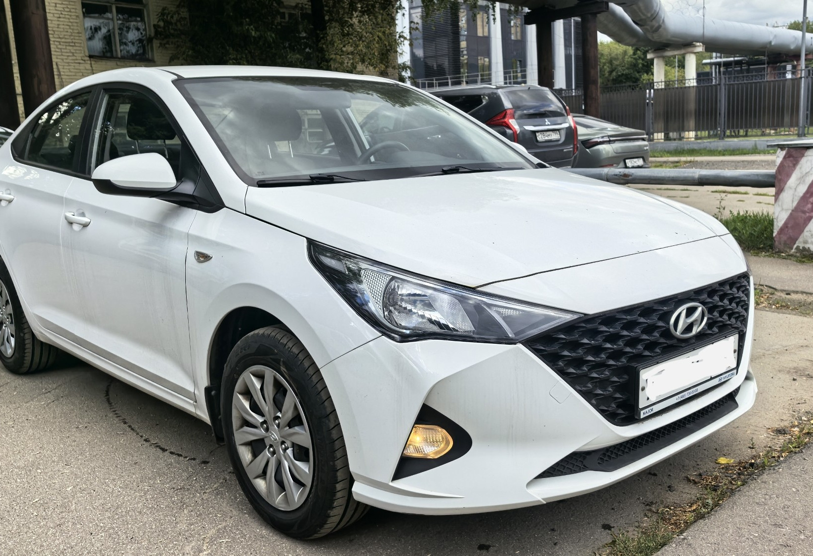 Аренда hyundai solaris эконом класса 2022 года в городе Москва Авиамоторная от 2700 руб./сутки, передний привод, двигатель: бензин, объем 1.6 литров, ОСАГО (Мультидрайв), без водителя, недорого, вид 2 - RentRide