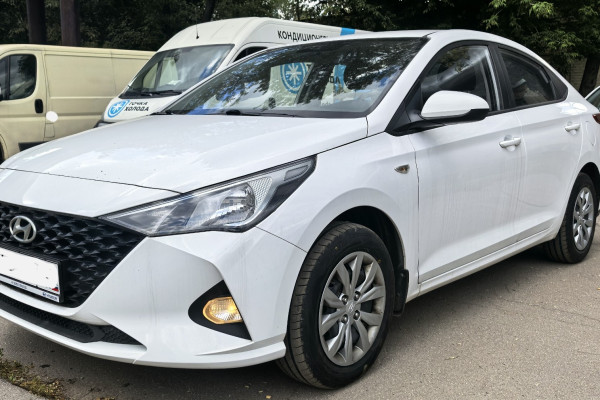 Прокат авто hyundai solaris эконом класса 2022 года в городе Москва Авиамоторная от 2700 руб./сутки, передний привод, двигатель: бензин, объем 1.6 литров, ОСАГО (Мультидрайв), без водителя, недорого - RentRide