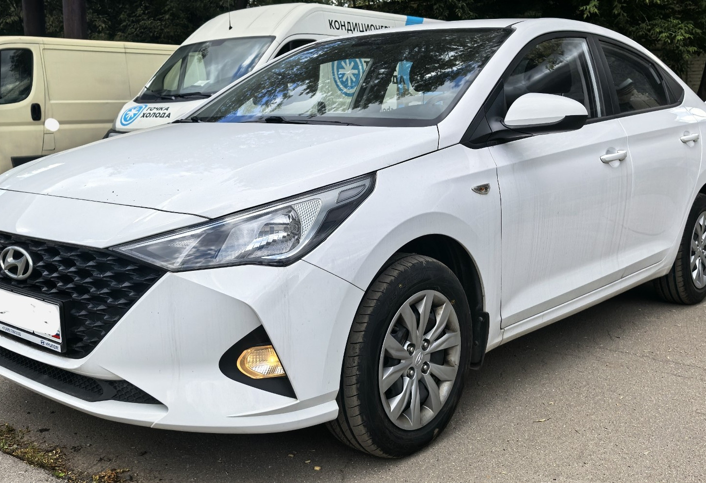 Аренда hyundai solaris эконом класса 2022 года в городе Москва Авиамоторная от 2700 руб./сутки, передний привод, двигатель: бензин, объем 1.6 литров, ОСАГО (Мультидрайв), без водителя, недорого - RentRide