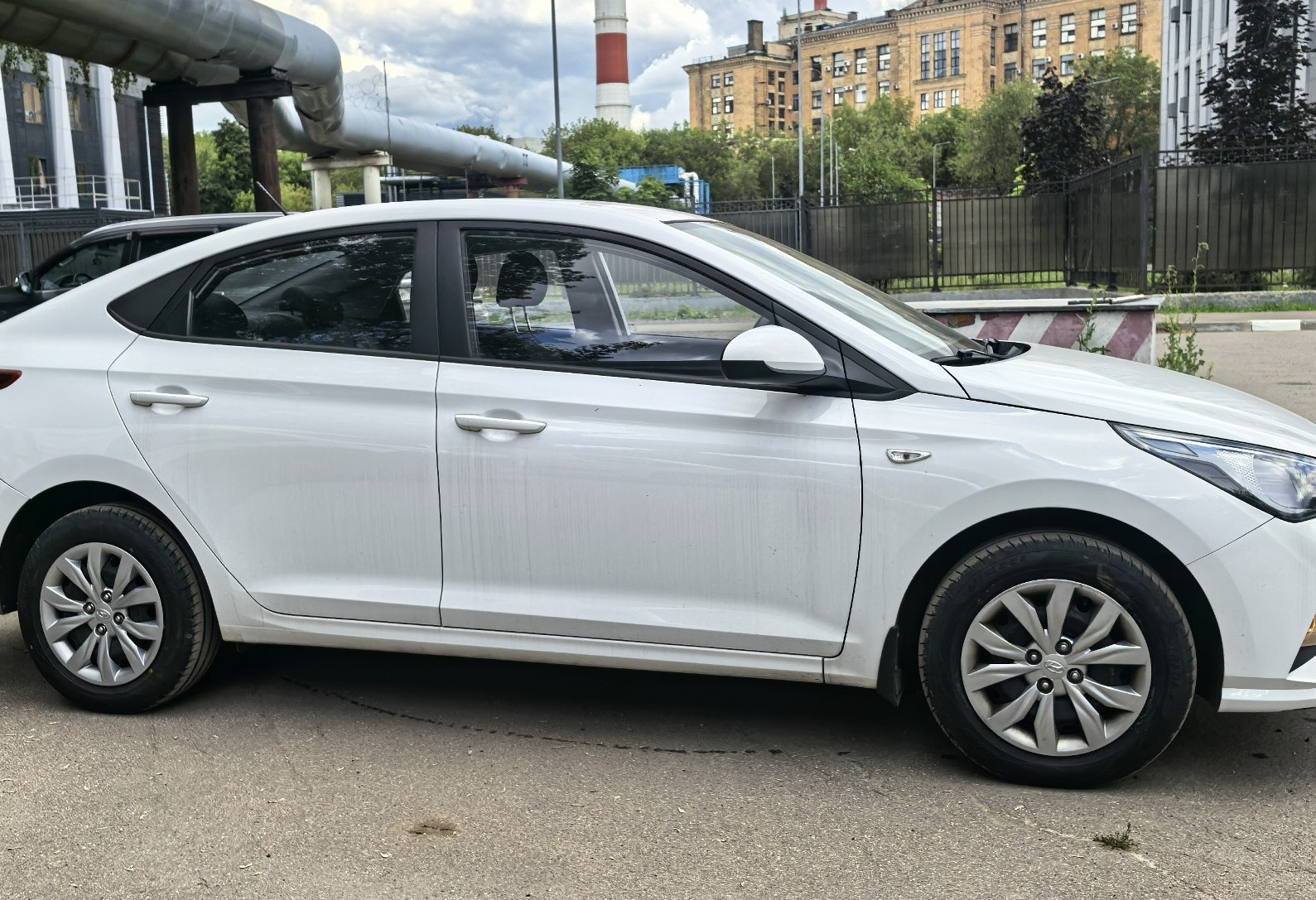 Аренда hyundai solaris эконом класса 2022 года в городе Москва Авиамоторная от 2700 руб./сутки, передний привод, двигатель: бензин, объем 1.6 литров, ОСАГО (Мультидрайв), без водителя, недорого, вид 2 - RentRide