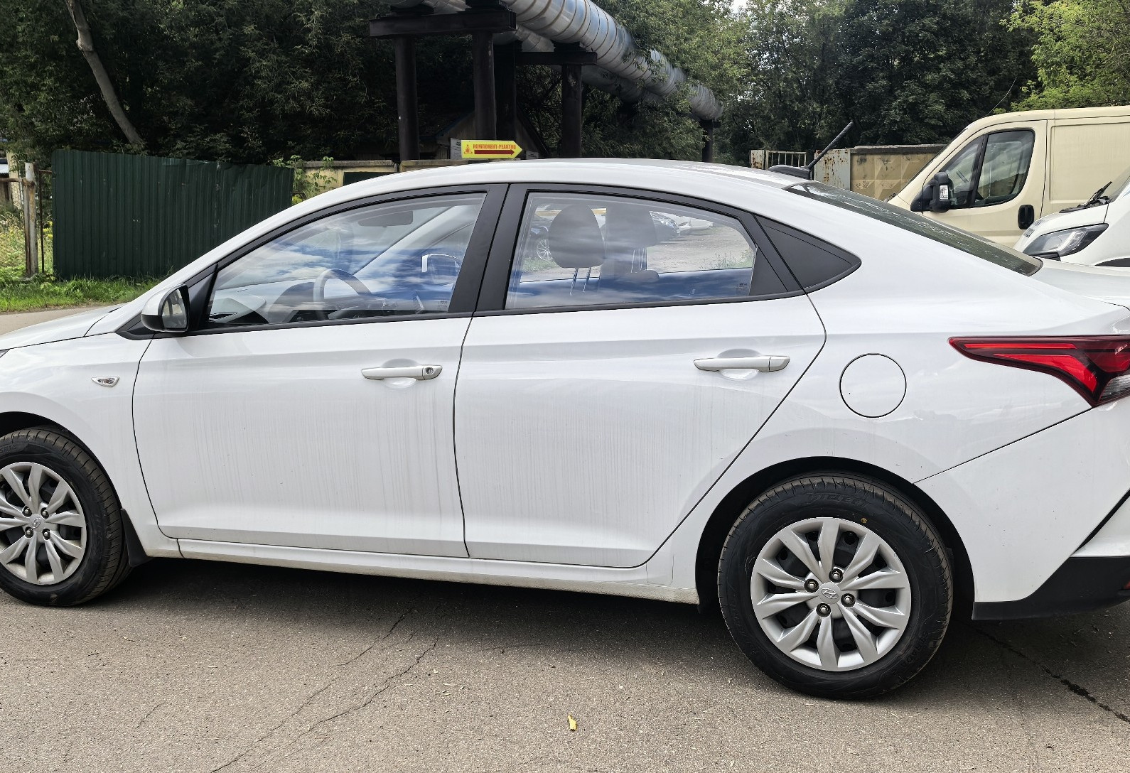 Аренда hyundai solaris эконом класса 2022 года в городе Москва Авиамоторная от 2700 руб./сутки, передний привод, двигатель: бензин, объем 1.6 литров, ОСАГО (Мультидрайв), без водителя, недорого, вид 3 - RentRide