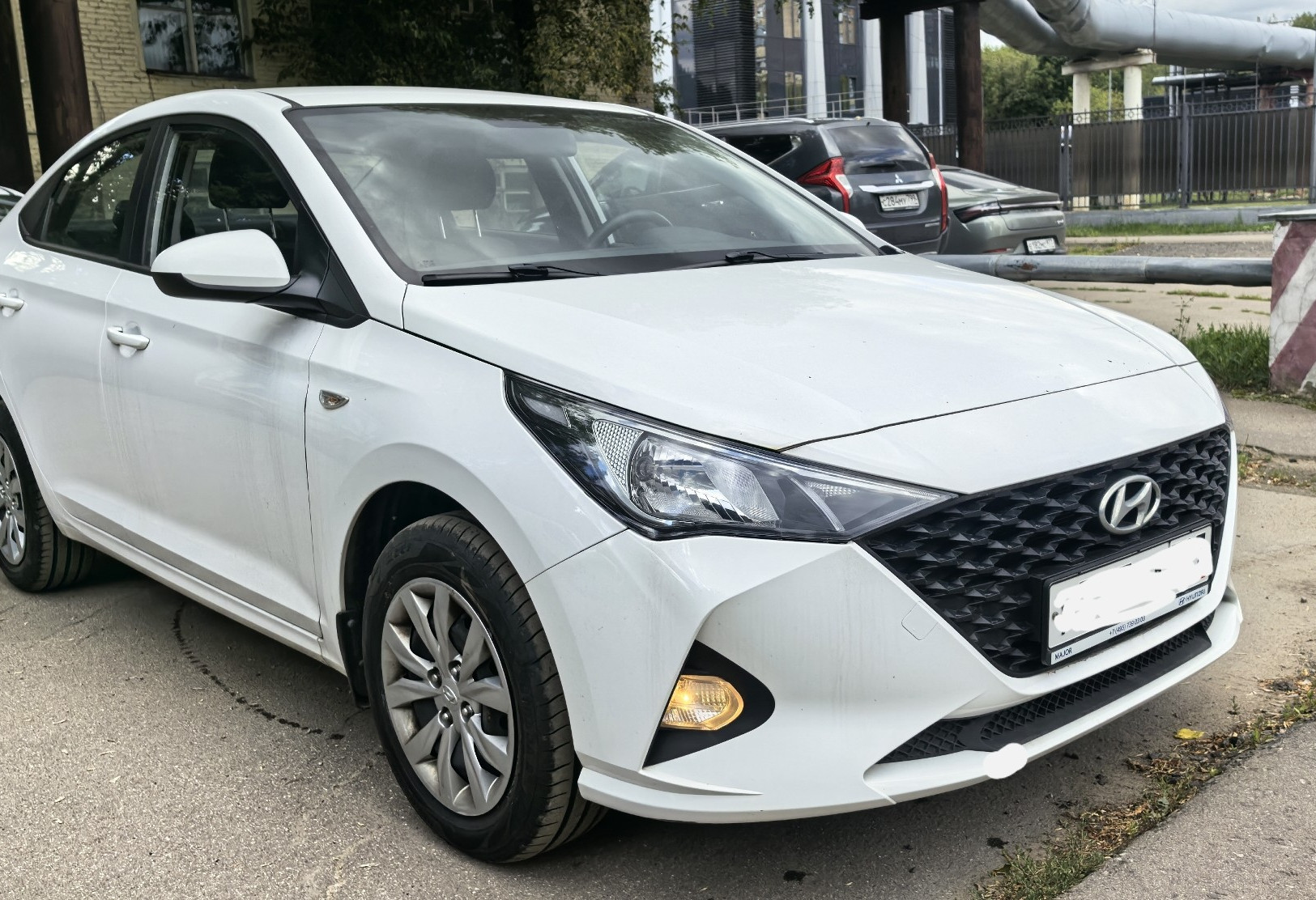 Аренда hyundai solaris эконом класса 2022 года в городе Москва Авиамоторная от 2700 руб./сутки, передний привод, двигатель: бензин, объем 1.6 литров, ОСАГО (Мультидрайв), без водителя, недорого, вид 4 - RentRide