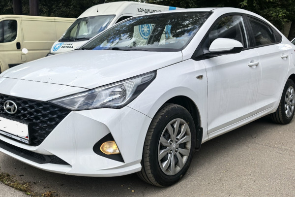 Прокат авто hyundai solaris эконом класса 2022 года в городе Москва Авиамоторная от 2700 руб./сутки, передний привод, двигатель: бензин, объем 1.6 литров, ОСАГО (Мультидрайв), без водителя, недорого - RentRide