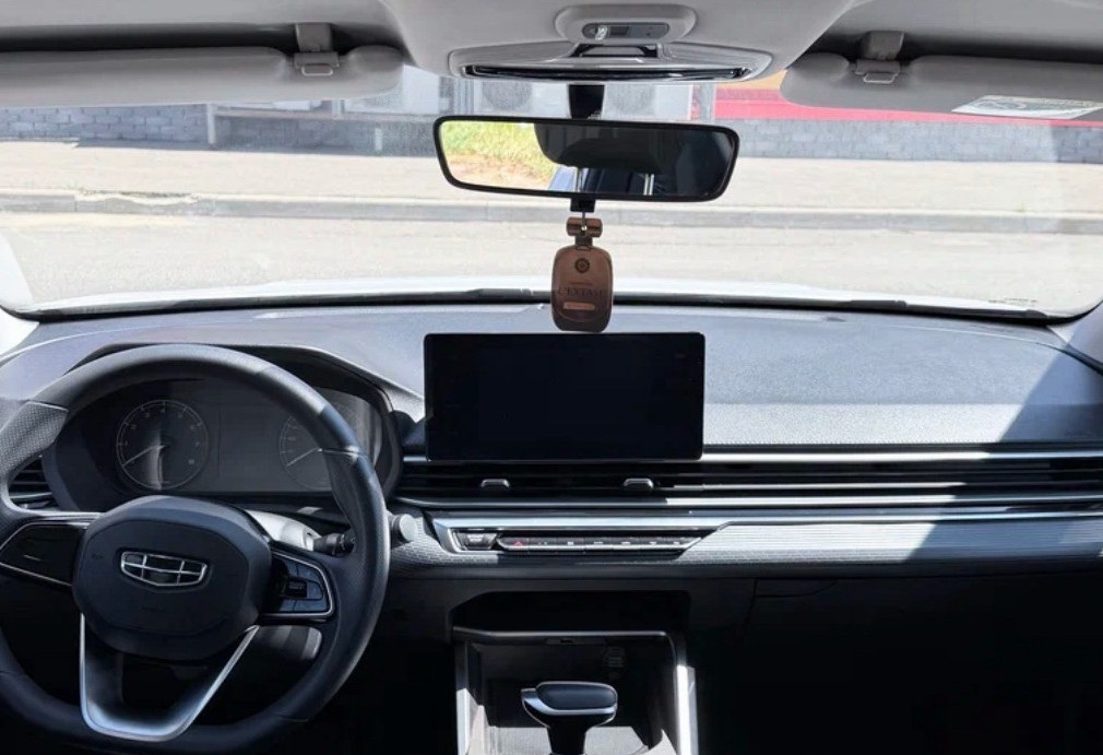 Аренда geely emgrand-7 эконом класса 2024 года в городе Москва Коптево от 2500 руб./сутки, передний привод, двигатель: бензин, объем 1500 литров, ОСАГО (Мультидрайв), без водителя, недорого, вид 3 - RentRide