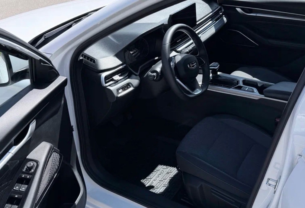 Аренда geely emgrand-7 эконом класса 2024 года в городе Москва Коптево от 2500 руб./сутки, передний привод, двигатель: бензин, объем 1500 литров, ОСАГО (Мультидрайв), без водителя, недорого, вид 4 - RentRide