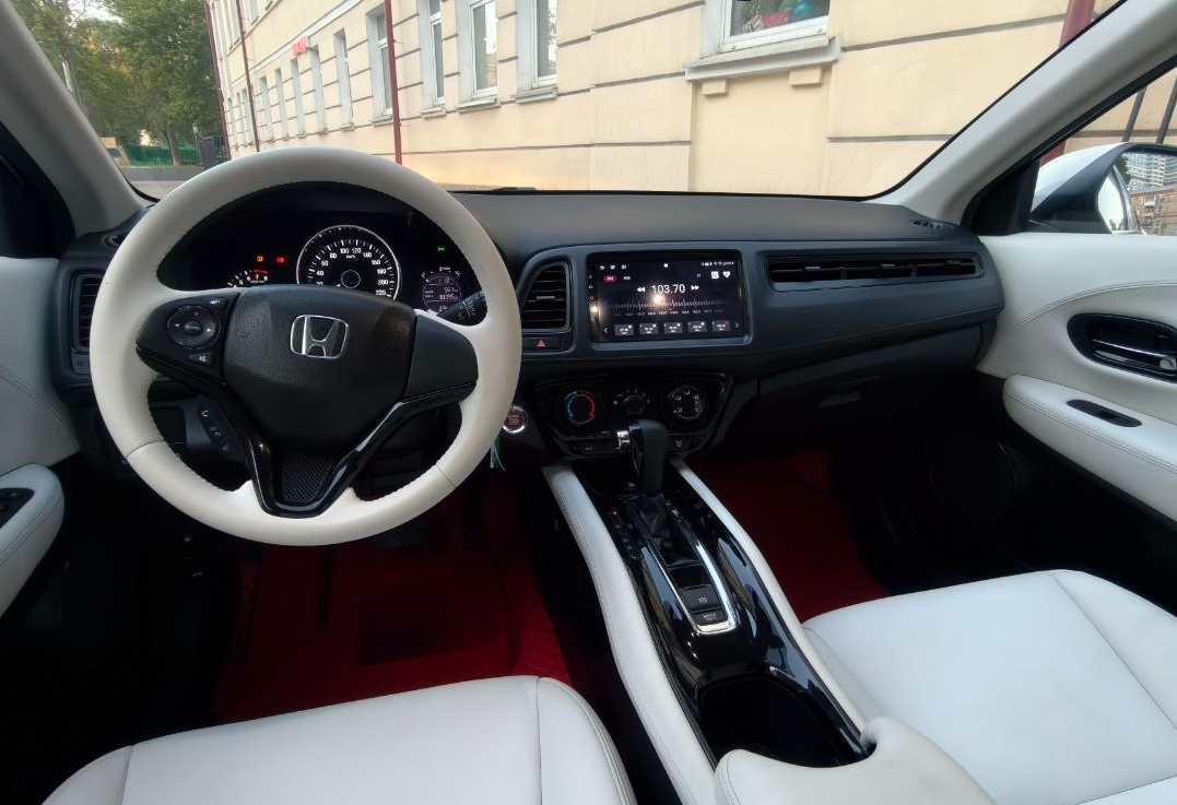 Аренда honda vezel комфорт класса 2022 года в городе Москва Щелковская от 2800 руб./сутки, передний привод, двигатель: бензин, объем 1498 литров, ОСАГО (Мультидрайв), без водителя, недорого, вид 2 - RentRide