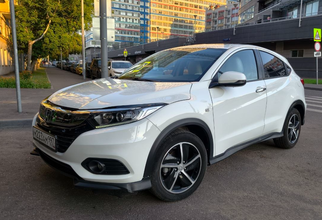 Аренда honda vezel комфорт класса 2022 года в городе Москва Щелковская от 2800 руб./сутки, передний привод, двигатель: бензин, объем 1498 литров, ОСАГО (Мультидрайв), без водителя, недорого - RentRide