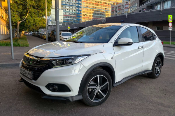 Прокат авто honda vezel комфорт класса 2022 года в городе Москва Щелковская от 2800 руб./сутки, передний привод, двигатель: бензин, объем 1498 литров, ОСАГО (Мультидрайв), без водителя, недорого - RentRide
