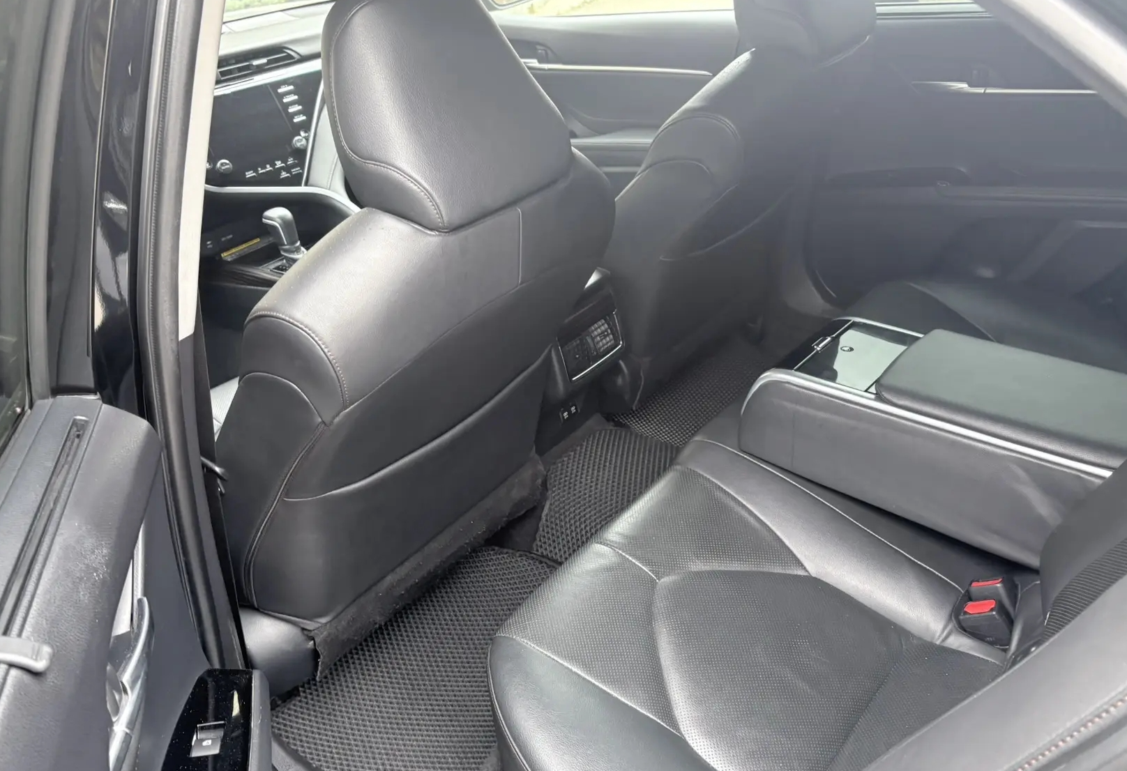 Аренда toyota camry комфорт класса 2018 года в городе Москва от 4500 руб./сутки, передний привод, двигатель: бензин, объем 3.5 литров, ОСАГО (Впишу в полис), без водителя, недорого, вид 5 - RentRide