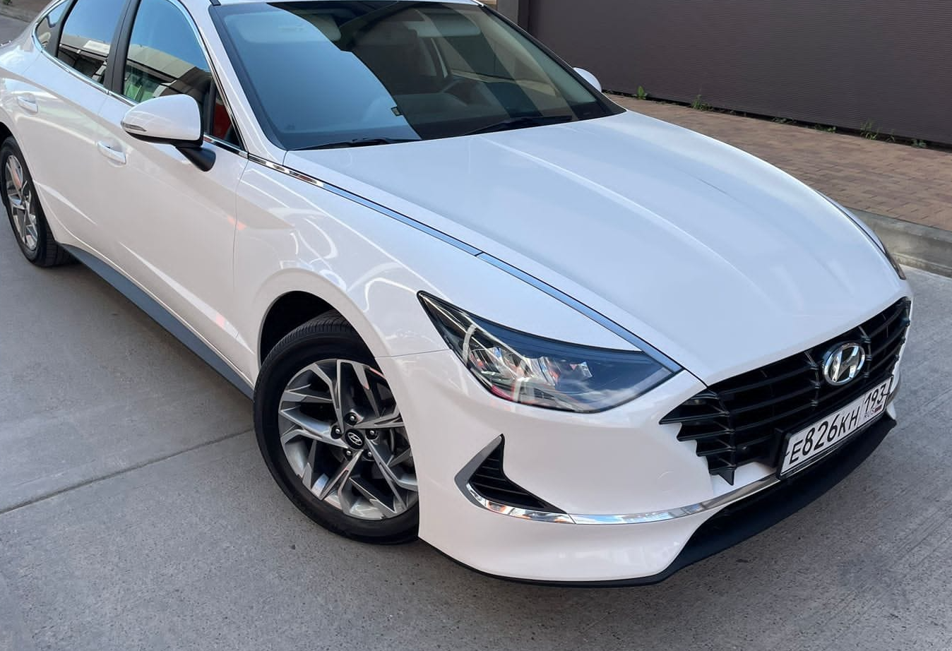 Аренда hyundai sonata комфорт класса 2020 года в городе Москва от 2800 руб./сутки, передний привод, двигатель: бензин, объем 2 литра, ОСАГО (Впишу в полис), без водителя, недорого, вид 3 - RentRide