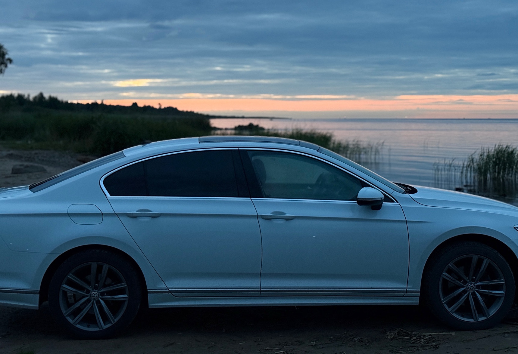 Аренда volkswagen passat стандарт класса 2018 года в городе Москва Василеостровская от 4500 руб./сутки, передний привод, двигатель: бензин, объем 1.8 литров, ОСАГО (Впишу в полис), без водителя, недорого, вид 2 - RentRide
