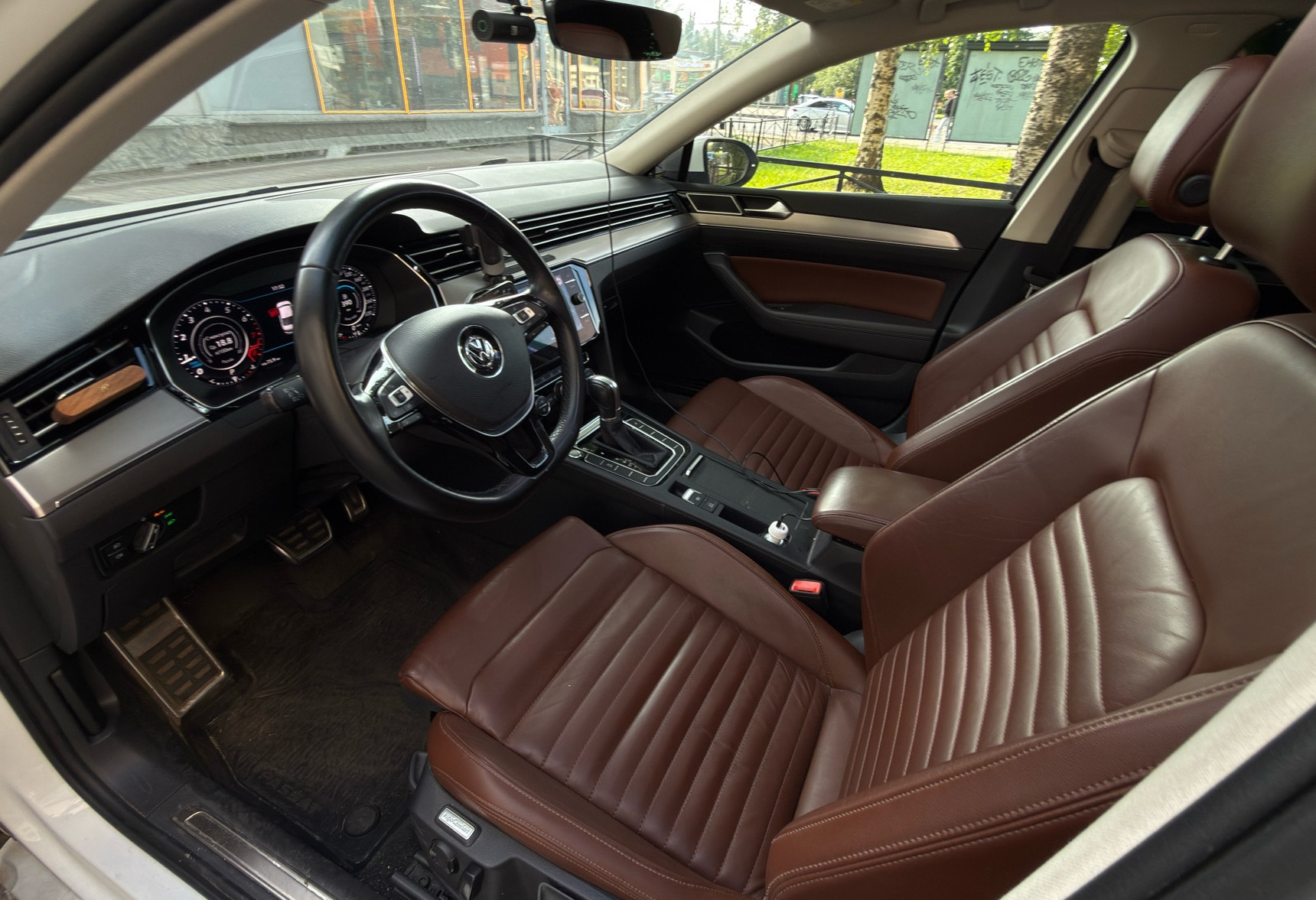Аренда volkswagen passat стандарт класса 2018 года в городе Москва Василеостровская от 4500 руб./сутки, передний привод, двигатель: бензин, объем 1.8 литров, ОСАГО (Впишу в полис), без водителя, недорого, вид 3 - RentRide