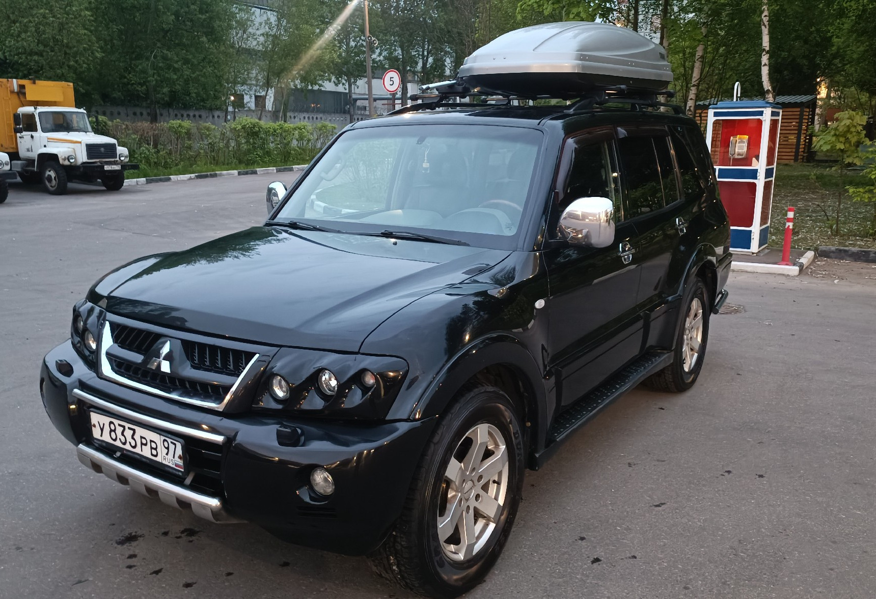 Аренда mitsubishi pajero комфорт класса 2004 года в городе Москва Мичуринский проспект от 4800 руб./сутки, полный привод, двигатель: бензин, объем 3.5 литров, ОСАГО (Впишу в полис), без водителя, недорого - RentRide
